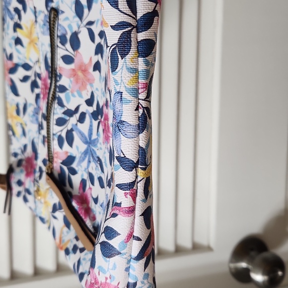 Floral Crossbody Bag with Multi-Color Design - Picture 3 of 6